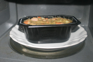 05 - Put bowl on plate / Schale auf Teller in Mikrowelle stellen