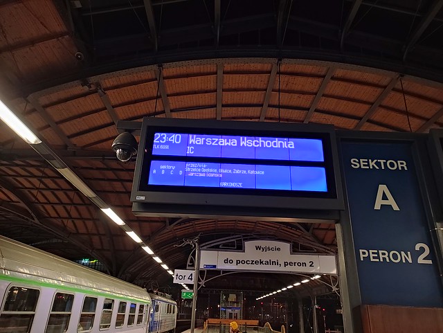 Pociąg TLK Karkonosze na dworcu głównym we Wrocławiu