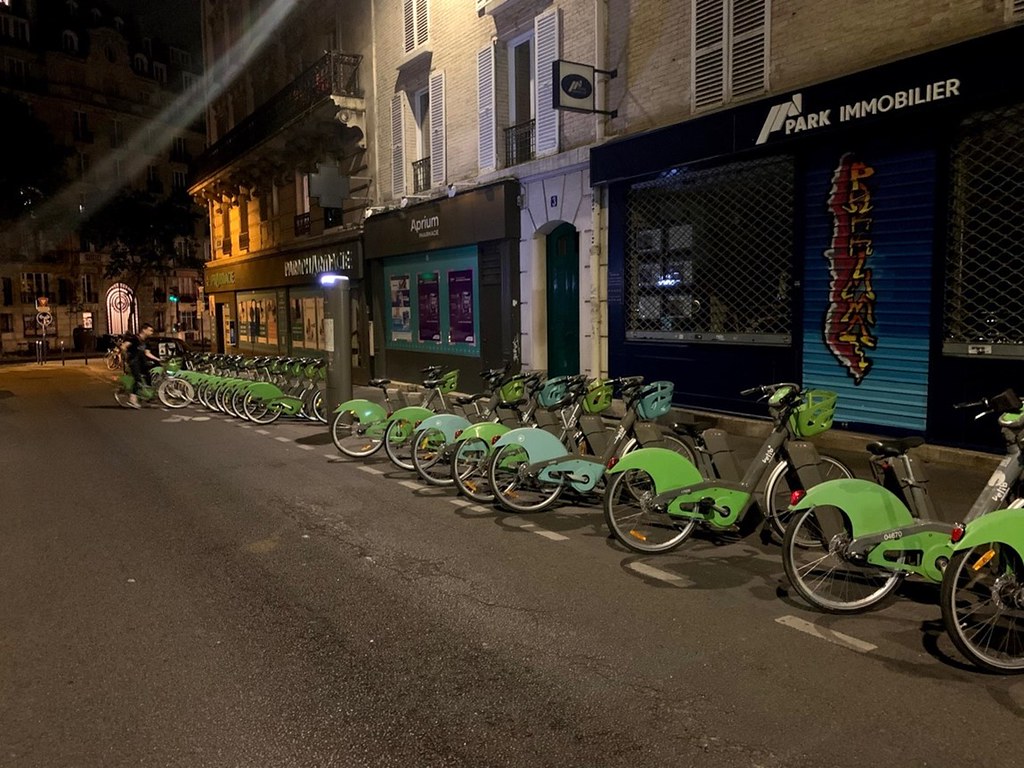 巴黎在2018年全面更新共享單車Vélib'，圖片中為巴黎市中心的單車租借車站。圖片來源：趙偉婷 攝