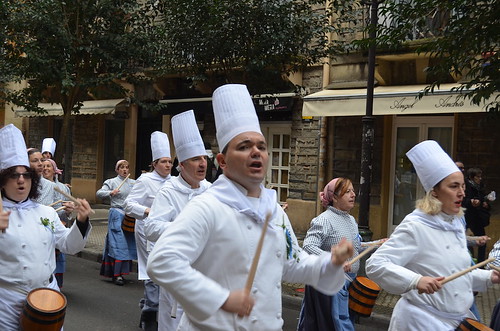 Jakintzako gurasoak danborrada. (Argazkia: Sara Ibarguren)