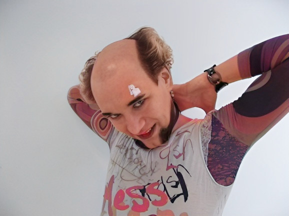 Selfie du Mushroombrain very unusual haircut in Vienna posing fashion bald guy posing model
