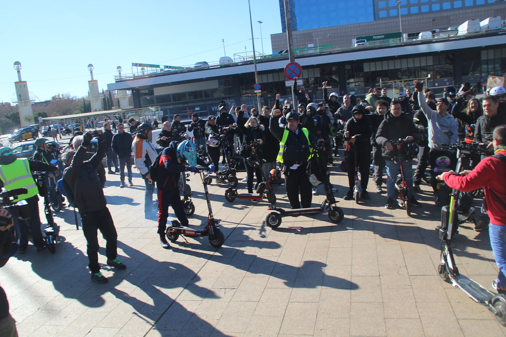 FOTOGRAFÍA. BARCELONA (ESPAÑA), 21.01.2023. Protesta de usuarios catalanes de Vehículos de Movilidad Personal (VMP), patinetes eléctricos, contra la prohibición en transporte público. Ñ Pueblo. (36)