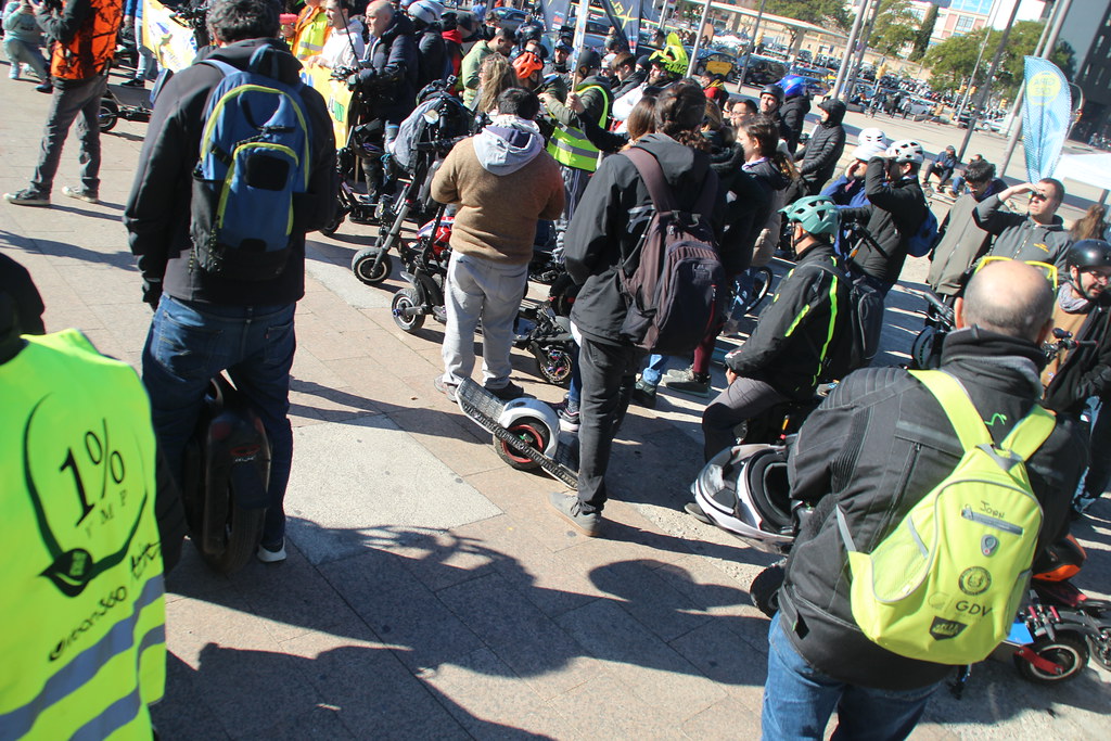 FOTOGRAFÍA. BARCELONA (ESPAÑA), 21.01.2023. Protesta de usuarios catalanes de Vehículos de Movilidad Personal (VMP), patinetes eléctricos, contra la prohibición en transporte público. Ñ Pueblo. (5)