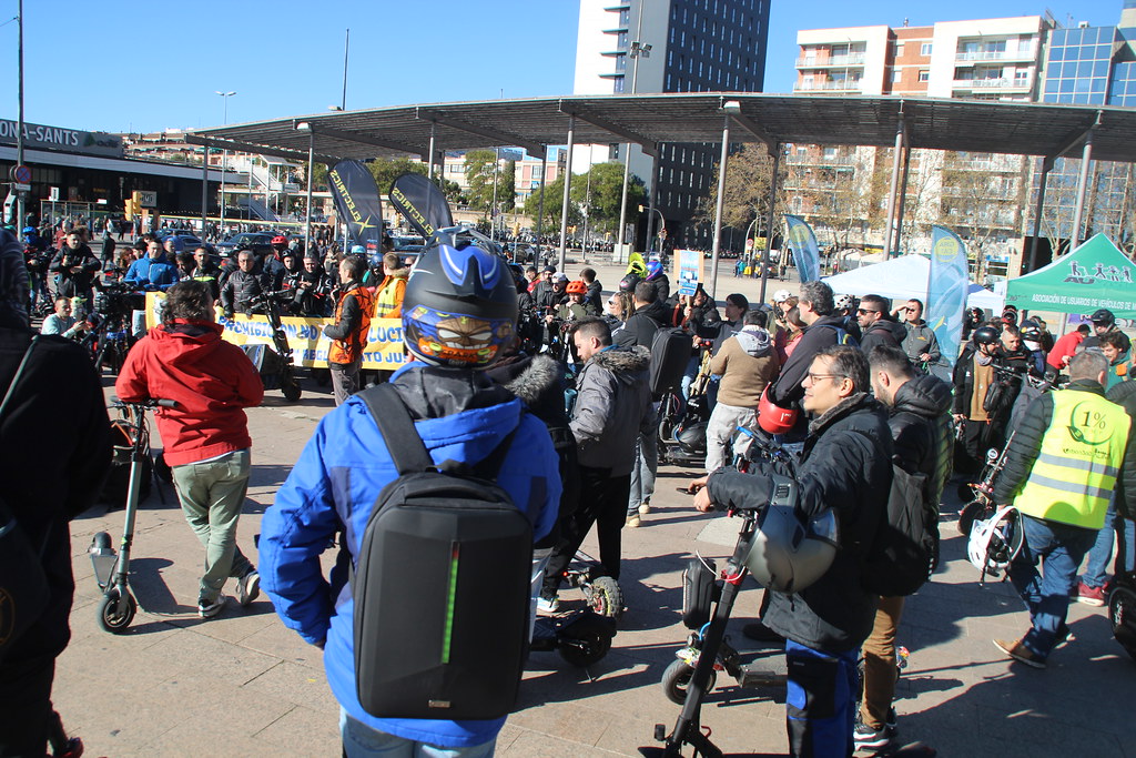 FOTOGRAFÍA. BARCELONA (ESPAÑA), 21.01.2023. Protesta de usuarios catalanes de Vehículos de Movilidad Personal (VMP), patinetes eléctricos, contra la prohibición en transporte público. Ñ Pueblo. (3)