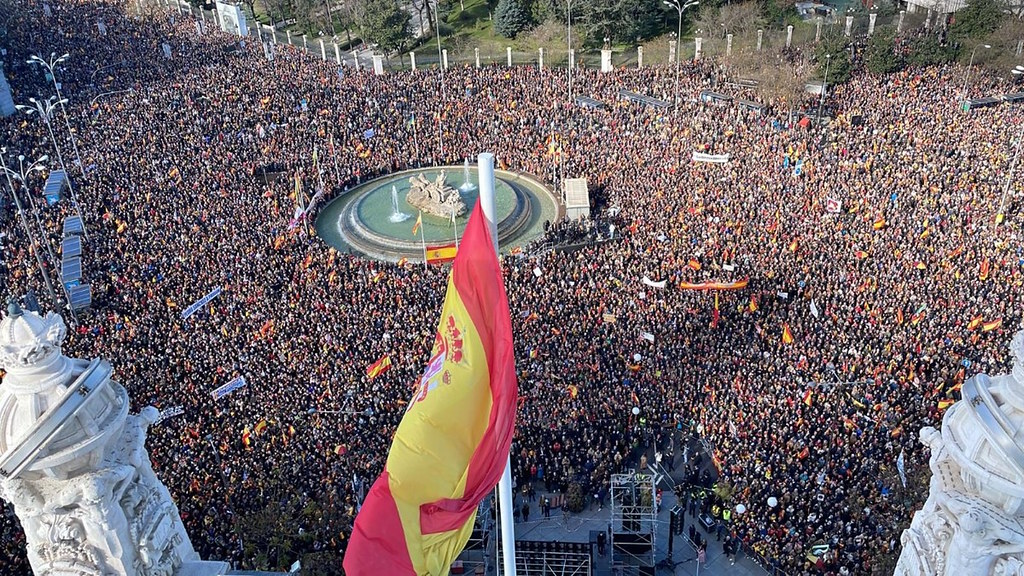 FOTOGRAFÍA. MADRID (ESPAÑA), 21.01.2023. Miles de personas llenan este sábado la plaza de Cibeles de Madrid con banderas de España. Ato Madrid. Ñ Pueblo