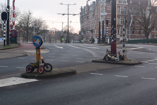 parkeerplaats voor kinderfietsjes - parking space for children's bicycles