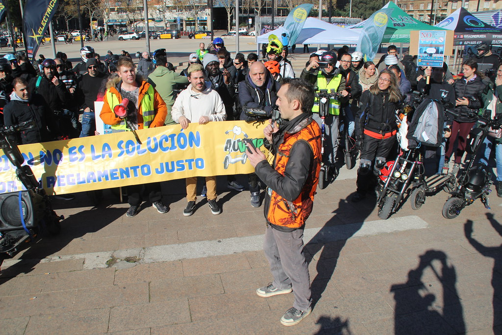 FOTOGRAFÍA. BARCELONA (ESPAÑA), 21.01.2023. Protesta de usuarios catalanes de Vehículos de Movilidad Personal (VMP), patinetes eléctricos, contra la prohibición en transporte público. Ñ Pueblo. (58)