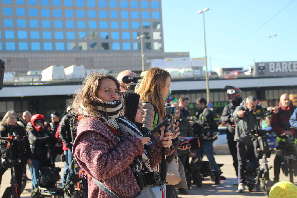 FOTOGRAFÍA. BARCELONA (ESPAÑA), 21.01.2023. Protesta de usuarios catalanes de Vehículos de Movilidad Personal (VMP), patinetes eléctricos, contra la prohibición en transporte público. Ñ Pueblo. (6)