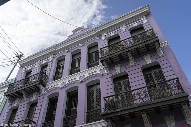 Violetti koristeellinen rakennus San Juanin vanhassakaupungissa