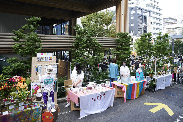 5_道路まで拡大したストリートマーケット3_photo by Shimei Nakatogawa