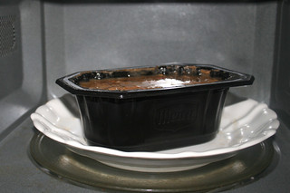 06 - Put bowl on plate / Schale auf Teller in Mikrowelle stellen