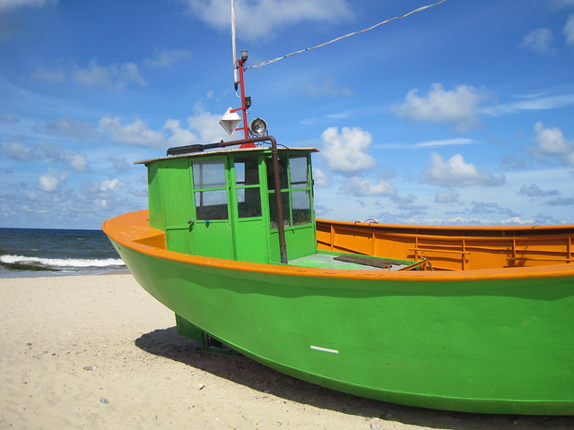 grünes Fischerboot am Strand von Misdroy