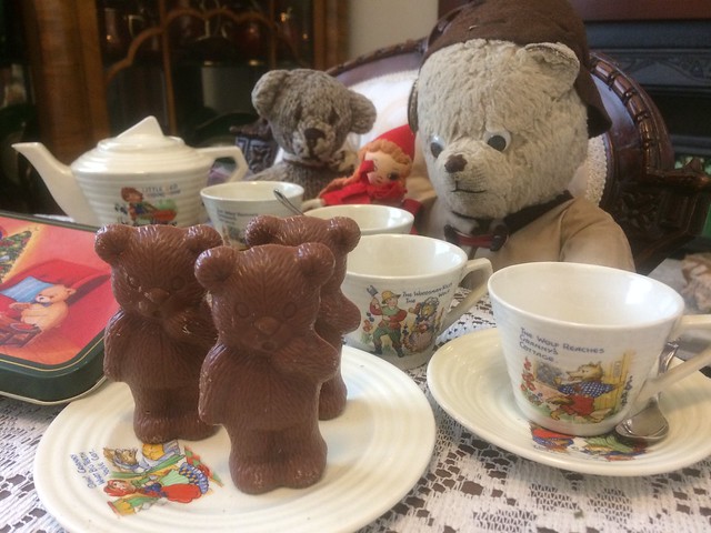 Paddington, Scout and the Chocolate Bears