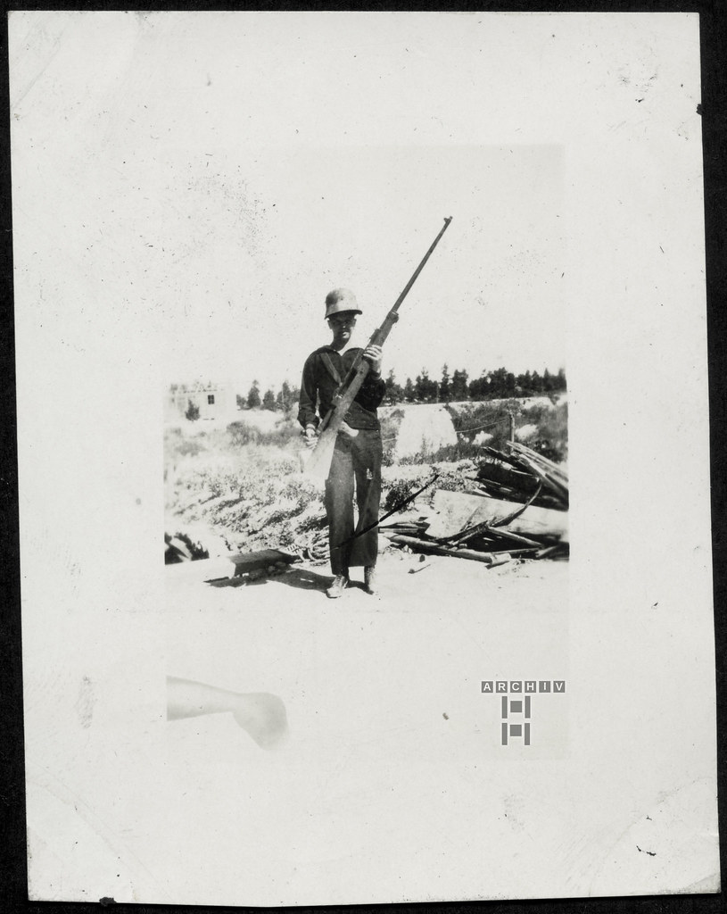 ArchivTappen31Album10h825 Porträt, Soldat, defekte Waffe, Postwar WWI, Frankreich, 1910er