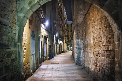 street road building architecture arc arch dark oscuro alley callejón lights color colour colores colours colors night nightshot nightview fuji fujifilm barcelona outside outdoor outdoors