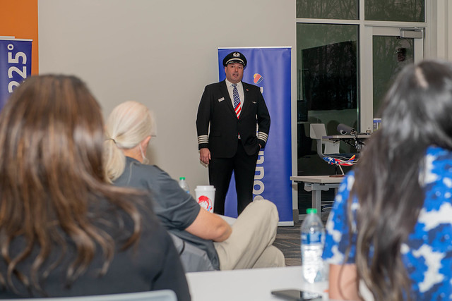 Southwest Airlines Captain Brad Monda speaks to Auburn Aviation members.