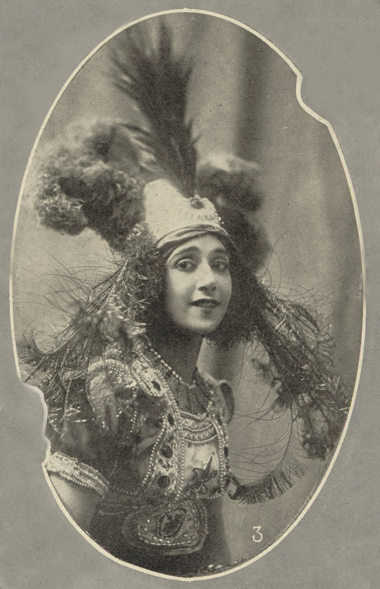Mlle. Karsavina. Première danseuse dans L'Oiseau d'Or. Photo Bert. Collection des plus beaux numéros de "Comœdia illustré" et des programmes consacrés aux ballets et galas russes depuis le début à Paris, 1909-1921. | src BnF