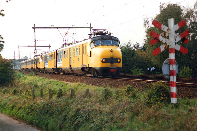 Mat '54 treinstellen 372 en 1731 als sneltrein 4346 bij Rheden.  1989
