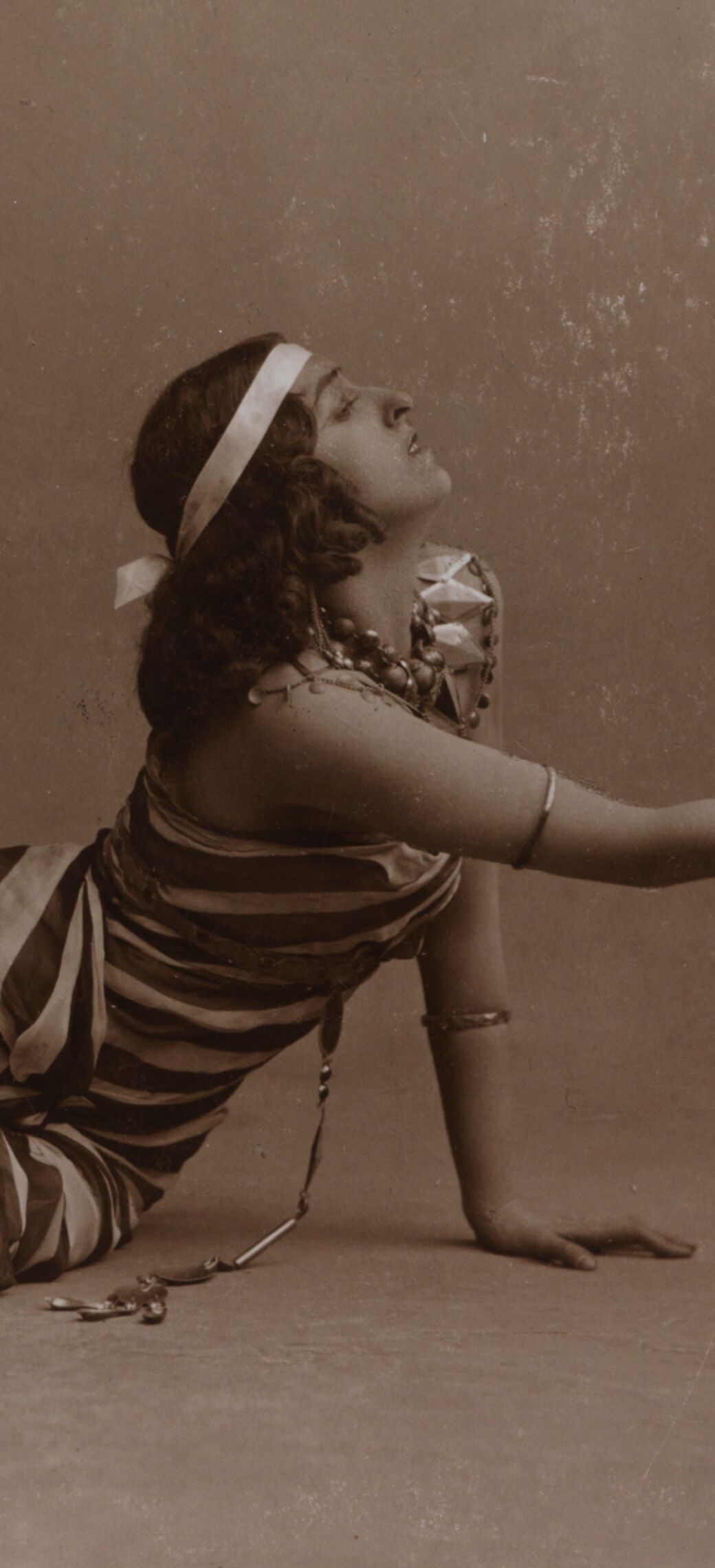 Atelier Jaeger (Stockholm) :: Dancer Vera Petrovna Fokina (1886-1958) in Cléopâtre, choreographic drama in one act. Choreography by Michel Fokine. Stockholm Royal Theatre, 1913 [detail, v] | src BnF · Gallica