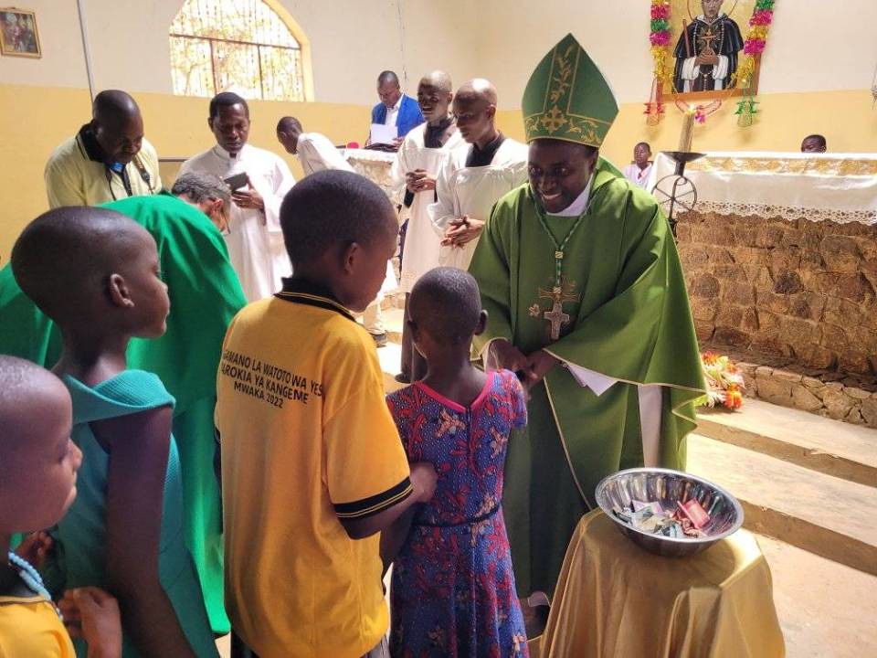 Tanzania - 1ª visita del nuevo obispo Mons. Christopher Ndizeye en Kangeme