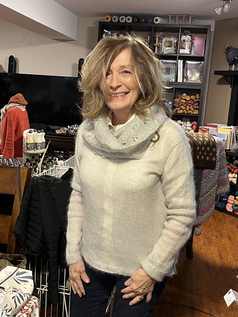 Mirna came to Saturdays’s class wearing the sweater by Kim Hargreaves and the Heart Warmer Cowl by Justyna Lorkowska, both knit using the same Garnstudio Drops Kid Silk colour.