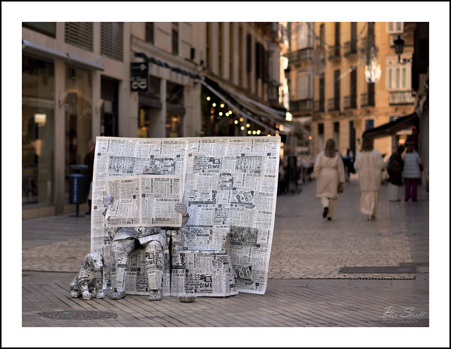 Reading the news, Street artist, Malaga