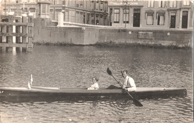 Fotokaart - Lingehaven, Kriekenmarkt - Paul en Joke Wats in kano (1936) Melkinrichting