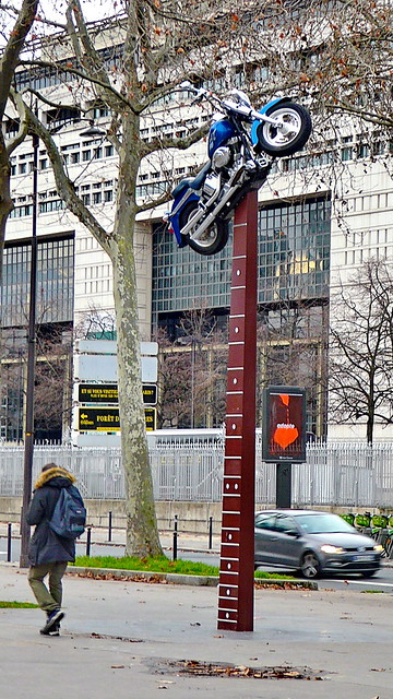 127 - Paris Décembre 2022 - sculpture devant Bercy