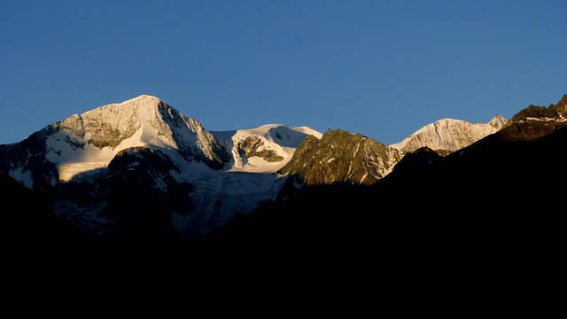 La Val d'Arolla e le sue montagne al mattino presto