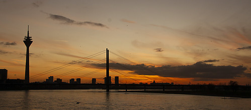 funkturm rheinbrücke water sunset clouds wolken silhouettes red yellow geel rood sony dslra550 ngc