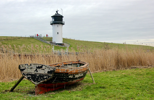 Altes Boot am Museumsleuchtturm Dicke Berta in Cuxhaven-Altenbruch