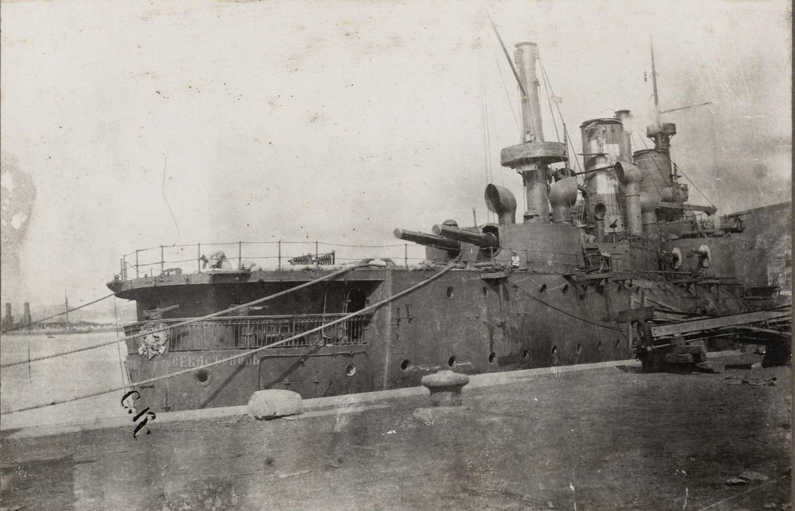 23. Броненосец «Севастополь», на котором 2 апреля, возвратившись в Артур для команд.флотом, наместник поднял свой флаг