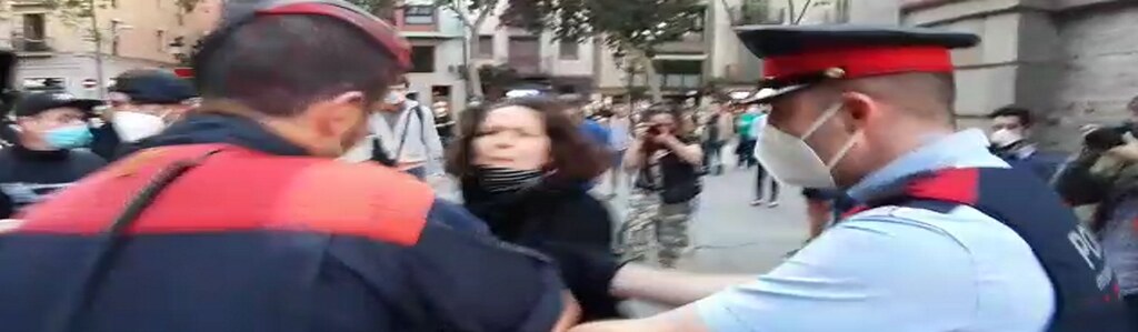 FOTOGRAFÍA. GRACIA (BARCELONA) ESPAÑA, 19.05.2020. El régimen totalitario que gobierna España de Pedro Sánchez manda repremir a manifestantes. Ñ Pueblo (2)