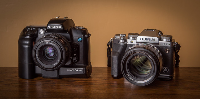Fujifilm FinePix S1 Pro (2000) / Fujifilm X-T5 (2022)