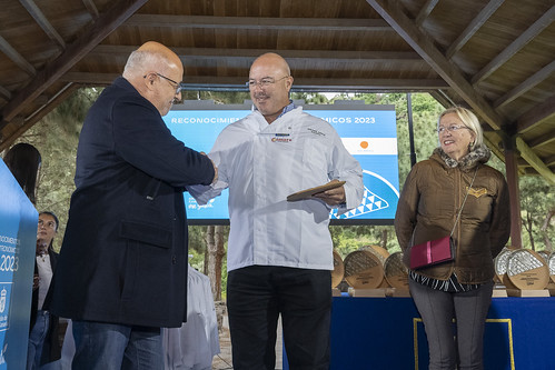 El chef del Restaurante Nelson de Arinaga, Nelson Pérez, recibe el galardón de manos del presidente Antonio Morales