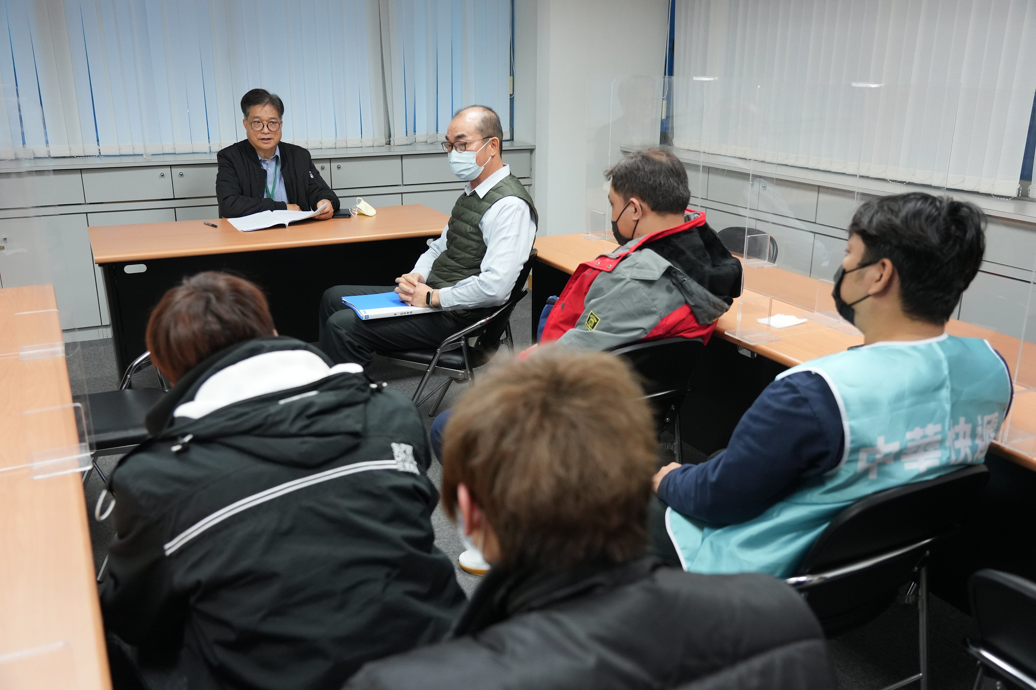 中華快遞董事長薛門騫向工會說明董事會通過內容。