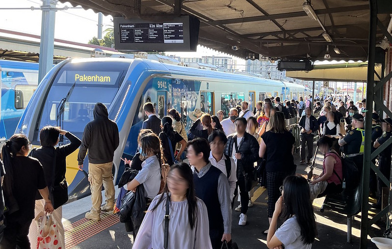 Dandenong line crowded platform at Caulfield, PM peak 31/1/2023