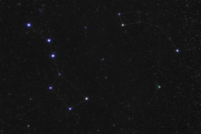 VCSE - A Nagygöncöl vagy Göncölszekér (balra) és a Kisgöncöl (jobbra) csillagképek, valamint a C/2022 E3 (ZTF) üstökös. A kép készítője behúzta utólag a csillagképekben a csillagokat összekötő vonalakat - a valóságban ezek csak a képzeletünkben léteznek. A Sarkcsillag a kép jobb oldalán, a Kisgöncöl szekere rúdjának végénél látszik. Az üstökös zöldes foltja ettől balra-lefelé volt található 2023. január 30/31-én. Figyeljük meg, hogy az üstökös legyezőszerű porcsóvája balra-felfelé, kis távolságig, szélesen elterülve látszik az üstökös fő részétől (kóma), míg a vékony, halovány lepelszerű, szálas ioncsóva hosszan elnyúlva balra lefelé. További érdekesség, hogy a Kisgöncöl szekerének kát uolsó csillaga feltűnően narancssárga, illetve kékes színű - ez a jelenség jó ég alól szabad szemmel is látszik. - Fotó: Schmall Rafael