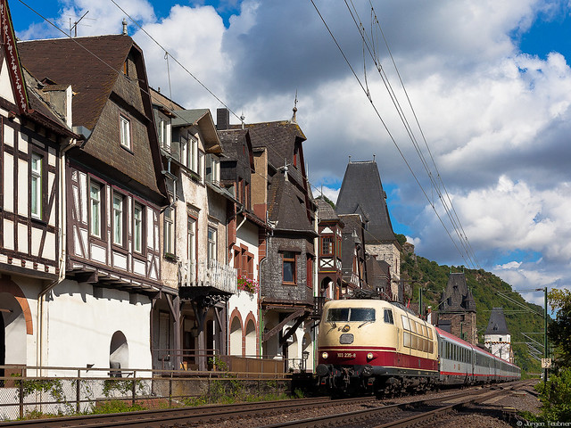 103 235 DB Fernverkehr mit IC 119 in Bacharach im Weltkulturerbe Mittelrhein im Sommer 2013