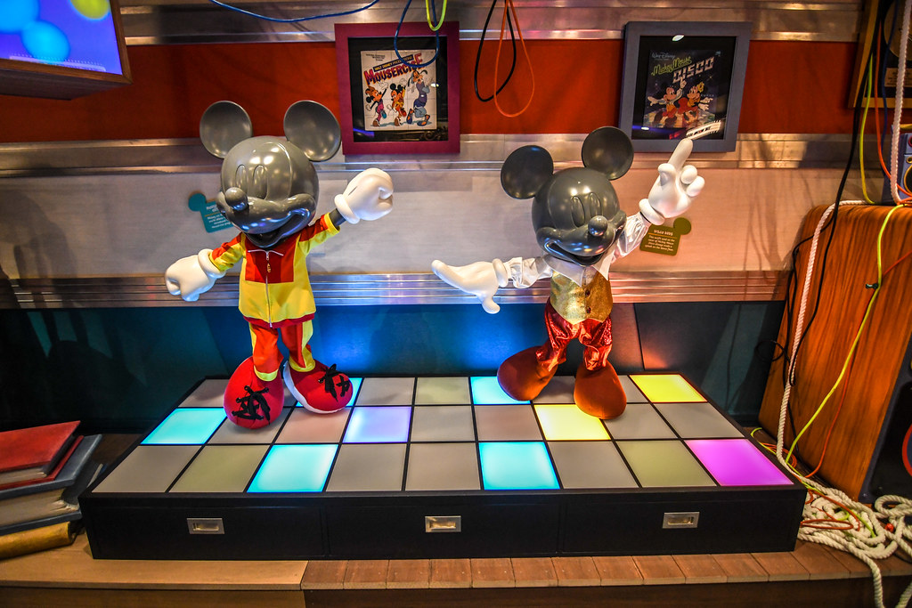 Mickey & Minnie's Runaway Railway dancing DL