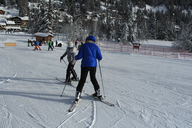 Ma soeur apprend à skier à Leria qui met les skis pour la première fois 😊
