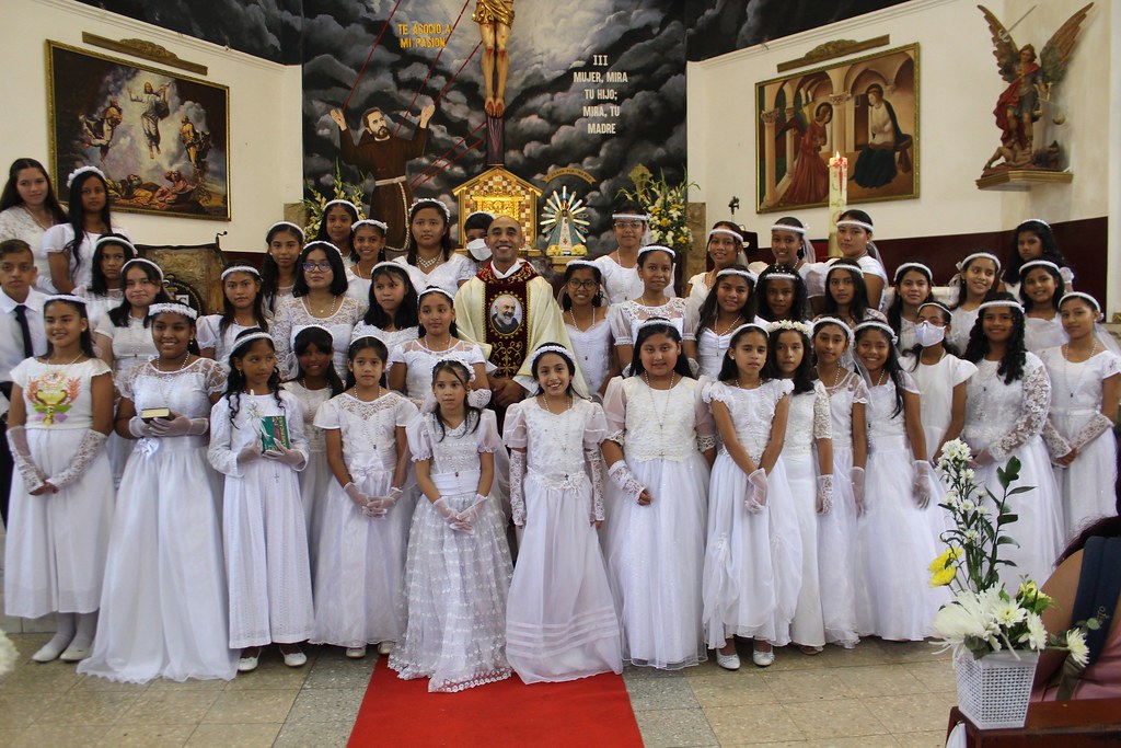 Ecuador - Primeras Comuniones en la Parroquia San Pío de Pietrelcina