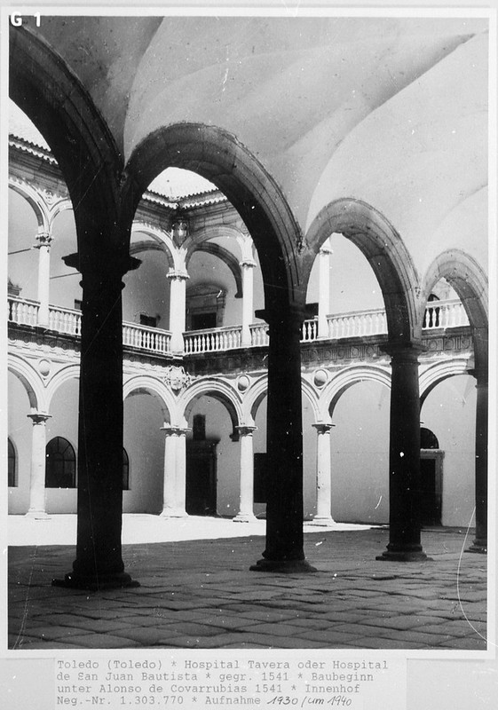 Patio del Hospital Tavera en Toledo hacia 1955 fotografiado por Walter Schröder © Bildarchiv Foto Marburg