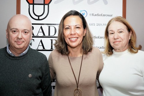 Pepa Méndez, flanqueada por Joaquín López y Nina Rodríguez Gil, en los estudios de Radio Faro