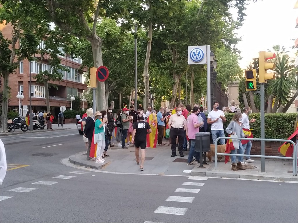 FOTOGRAFÍA. BARCELONA (ESPAÑA), 27.05.2020. Varios vecinos piden la dimisión del Gobierno comunista de España en Barcelona en su segunda cacerolada. Ñ Pueblo (2)