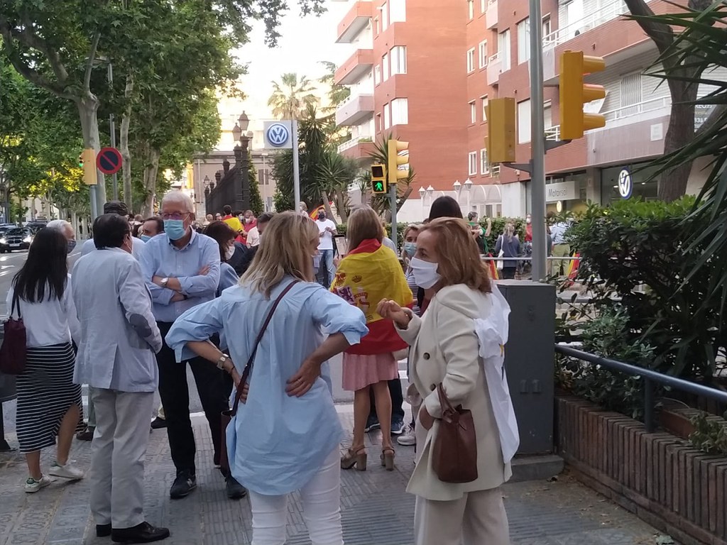 FOTOGRAFÍA. BARCELONA (ESPAÑA), 27.05.2020. Varios vecinos piden la dimisión del Gobierno comunista de España en Barcelona en su segunda cacerolada. Ñ Pueblo (9)