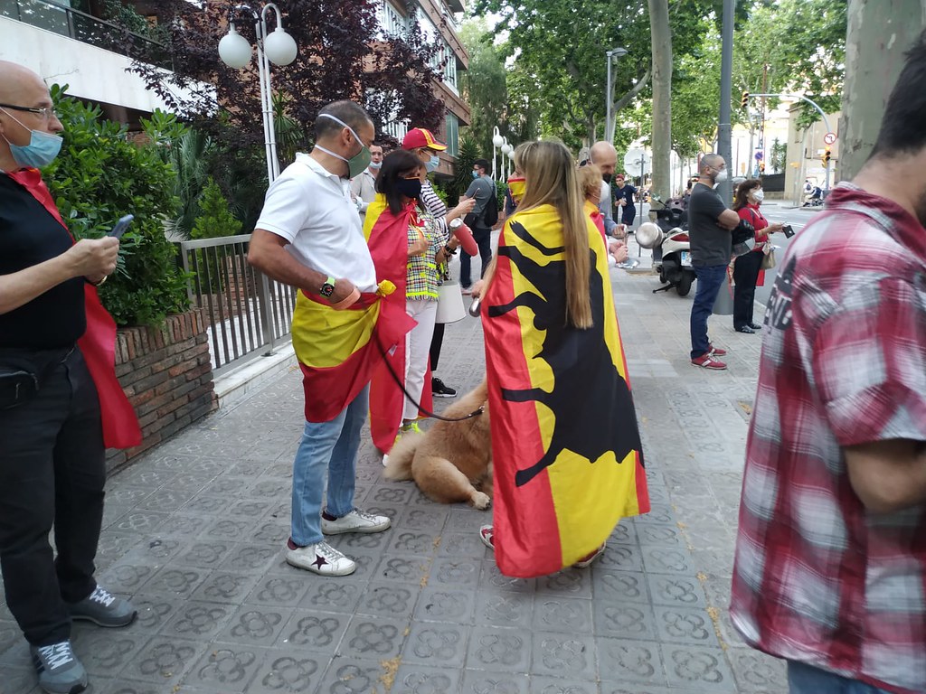 FOTOGRAFÍA. BARCELONA (ESPAÑA), 27.05.2020. Varios vecinos piden la dimisión del Gobierno comunista de España en Barcelona en su segunda cacerolada. Ñ Pueblo (14)