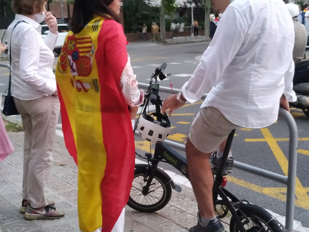 FOTOGRAFÍA. BARCELONA (ESPAÑA), 27.05.2020. Varios vecinos piden la dimisión del Gobierno comunista de España en Barcelona en su segunda cacerolada. Ñ Pueblo (5)
