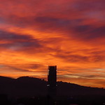 3. Veebruar 2023 - 7:50 - Stamattina un cielo infuocato verso la collina e il Grattacielo della Regione Piemonte. Torino. Italia