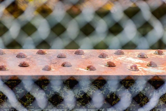 Abstract: barrier and fence